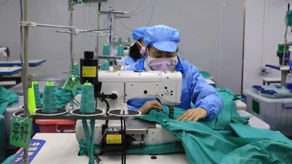 記者探訪防護用品生產車間 工人加緊生產保障需求