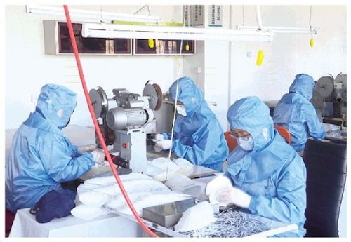 山東甲甲防護(hù)用品一天生產(chǎn)一萬(wàn)個(gè)口罩 滿足企業(yè)復(fù)工需求